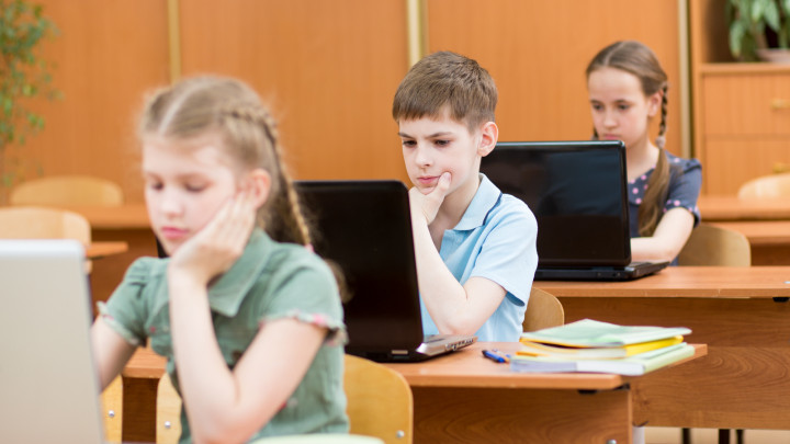 Определение: это образовательная ситуация, в которой основным инструментом обучения школьника является компьютер, а в качеств